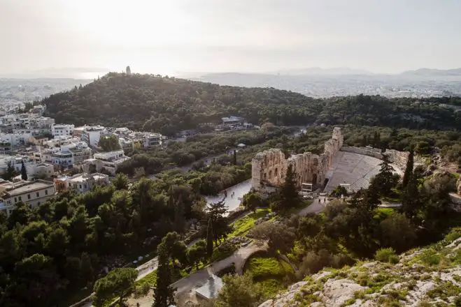 Unser Foto © Eleni Kougionis zeigt das Herodes-Atticus-Theater am Fuße der Akropolis.