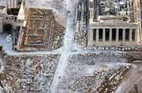 Das Foto (© Eurokinissi) zeigt einen Teil des Geländes der Akropolis von oben.