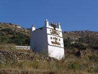 Unser Foto (© Jan Hübel / Griechenland Zeitung) zeigt einen der traditionellen Taubentürme auf Tinos. Auf der Insel versteht man sich bestens auf die kulinarische Zubereitung der Tauben, die hier seit Jahrhunderten gezüchtet werden.