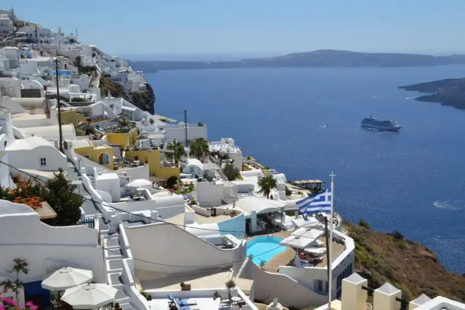 Foto (©  Zeitung / Jan Hübel) Griechenland hat eine liberale Gesetzgebung gegenüber E-Zigaretten, trotzdem gilt es gewisse Vorschriften zu beachten. Unser Foto zeigt die Insel Santorin.