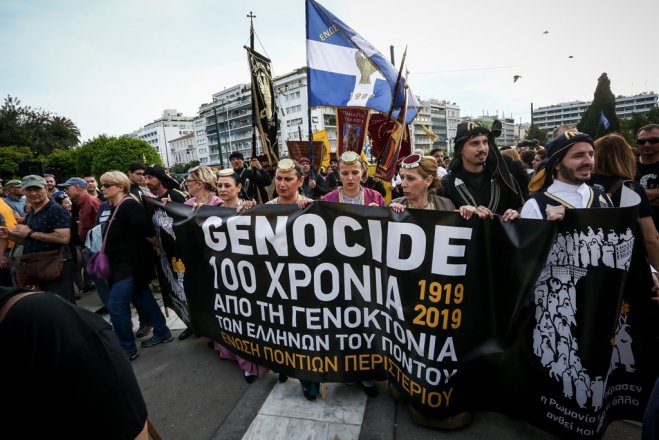 Unsere Fotos (© Eurokinissi) entstanden am Sonntag (20.5.) vor dem Parlament in Athen.