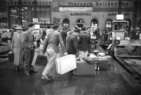 Unser Foto (© bhdg) zeigt den Müchner Hauptbahnhof in den 1960er Jahren, wo tausende &quot;Gastarbeiter&quot; ankamen, darunter auch aus Griechenland. 