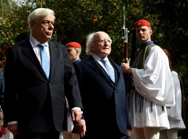 Unser Foto von Eurokinissi zeigt das irische Staatsoberhaupt Higgins (2.v.l.) beim Besuch des Palais des griechischen Staatspräsidenten Pavlopoulos.