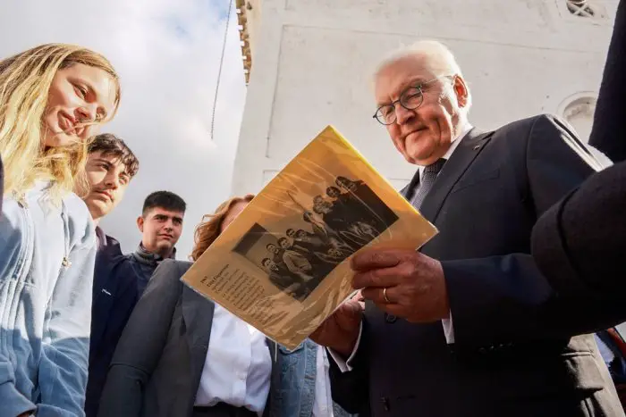 Unser Foto (© Eurokinissi) zeigt den deutschen Bundespräsidenten Frank-Walter Steinmeier am Donnerstag (31.10.) in Kandanos auf Kreta.