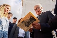 Unser Foto (© Eurokinissi) zeigt den deutschen Bundespräsidenten Frank-Walter Steinmeier am Donnerstag (31.10.) in Kandanos auf Kreta.