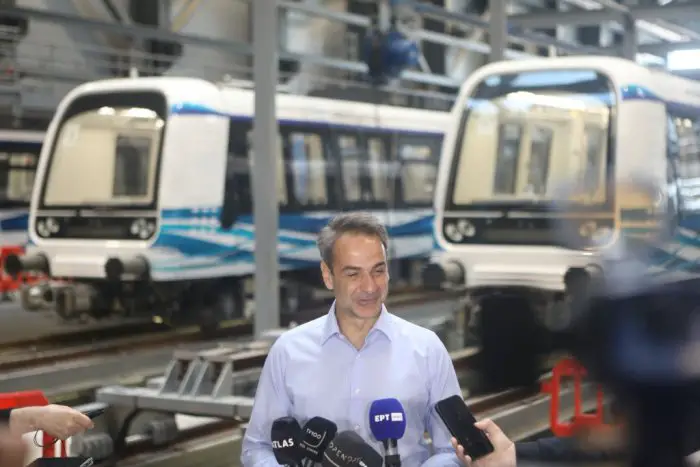 Foto  (© Eurokinissi): Premier Mitsotakis ließ sich vor wenigen Monaten die neue U-Bahn zeigen. 