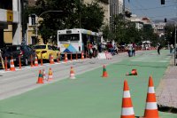 Unser Foto (© Eurokinissi) zeigt das Projekt „Megalos Peripatos Athinas“ – „Großer Spaziergang durch Athen“ in der hauptstädtischen Panepistimiou Straße. 