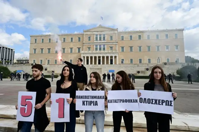 Unser Foto (© Eurokinissi) entstand am Montag (4.11.) während einer Demonstration von Studenten und Schülern vor dem Parlament in Athen.