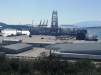 Foto (© Eurokinissi):  Das Schiff Euroferry Olympia befindet sich seit einigen Tagen in der Bucht von Astakos in Westgriechenland. 