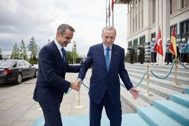 Unser Archivfoto (© Eurokinissi) entstand im Mai 2024 während eines Treffens zwischen Premierminister Mitsotakis (l.) und Erdogan in Ankara.