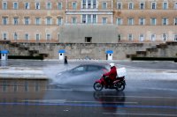 Unser Foto (© Eurokinissi) entstand am Montag (14.12.) vor dem Parlament in Athen.