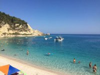 Das Foto (© Athanasia Kotziampassis) entstand an einem Strand der Insel Lefkada im Ionischen Meer.