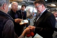 Unser Archivfoto (© Eurokinissi) entstand im November 2016 anlässlich der 6. Jahreskonferenz der DGV in Navplio (Peloponnes). Rechts im Bild: Staatssekretär Hans-Joachim Fuchtel (MdB) während des Besuches einer landwirtschaftlichen Genossenschaft.