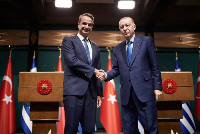 Unser Archivfoto (© Eurokinissi) entstand während eines früheren Treffens zwischen Premierminister Kyriakos Mitsotakis (l.) und dem türkischen Präsidenten Recep Tayyip Erdogan.