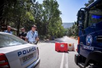 Unser Foto (© Eurokinissi) entstand am Mittwoch (26.6.) auf dem Hymmetos bei Athen. Der Zugang ist aufgrund der hohen Brandgefahr – Alarmstufe vier – für Pkws nicht erlaubt.