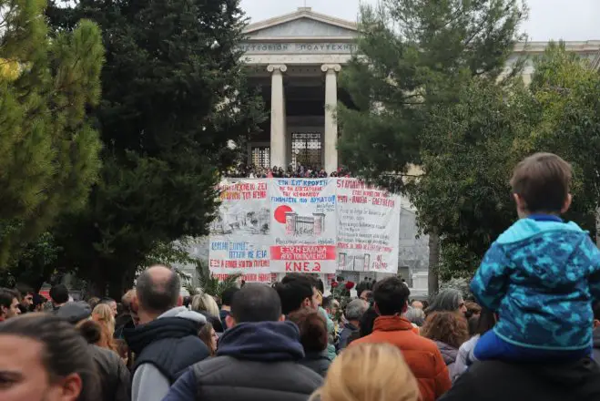 Unser Foto (© Eurokinissi) entstand am Sonntag (17.11.) vor dem Polytechnikum in Athen, wo 1973 der Studentenaufstand begonnen hatte und blutig niederschlagen worden war.