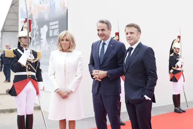 Unser Archivfoto (© Eurokinissi) entstand während eines früheren Treffens zwischen Premierminister Kyriakos (m.) und dem Staatspräsident der Französischen Republik Emmanuel Macron.