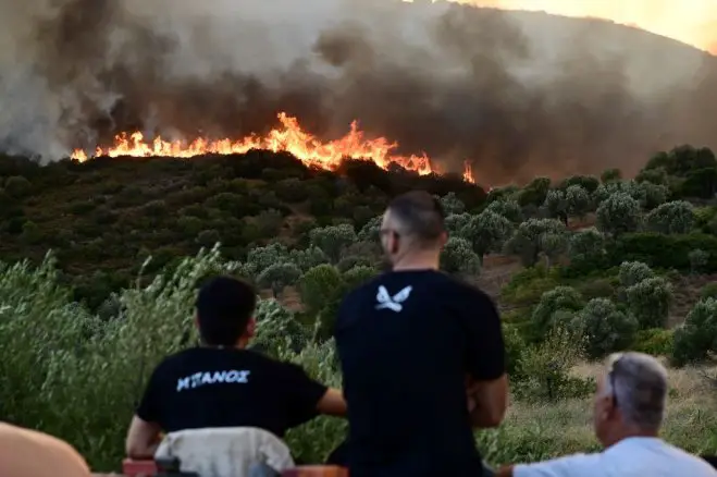 Foto: (© Eurkokinissi): Seit heute morgen sind die Feuerwehren auf Euböa wieder im Einsatz. 