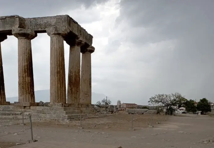 Foto (© Griechenland Zeitung / rs): Der Apollon-Tempel in Altkorinth 