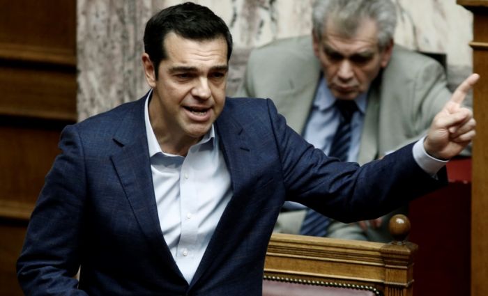  Unser Foto (© Eurokinissi) zeigt Ministerpräsident Alexis Tsipras am Freitag im Parlament. Im Anschluss tagte die Vollversammlung anlässlich des am Samstag (28. Oktober) bevorstehenden Nationalfeiertages, des sogenannten „Ochi-Tages“. 
