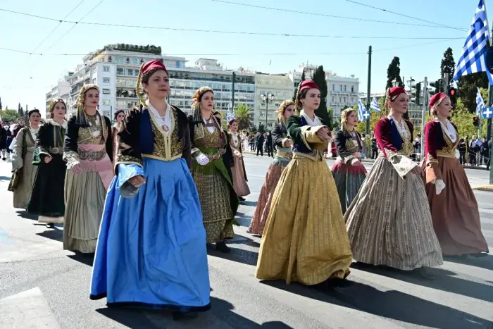 Unser Foto (© Eurokinissi) entstand am Montag (28.10.) während einer Schülerparade in Athen.