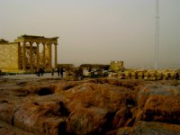 Unser Foto (© Griechenland Zeitung / Mara Gassel) entstand auf der Akropolis. Die gelbliche Färbung des Himmels ist in erster Linie dem Sahara-Sand zuzuschreiben.