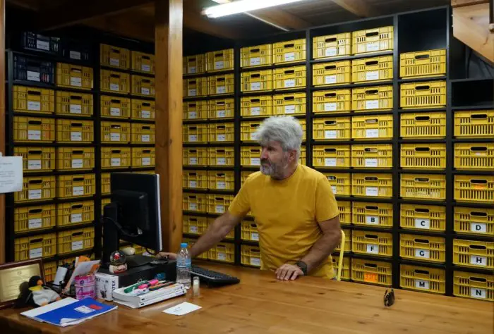 Unser Foto (© Jürgen Weidner) zeigt Elias Tsolakidis, den Sprecher der Initiative, in der Apotheke der Bürgerbewegung.