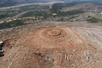 Spektakuläre Entdeckung: einzigartige, monumentale Anlage nordwestlich von Kastelli