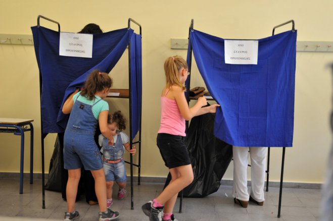 Unser Archivfoto (© Eurokinissi) entstand bei Parlamentswahlen im September 2015, die damals das Linksbündnis SYRIZA für sich entscheiden konnte.