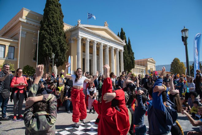 Unser Archivfoto (© gtp) zeigt Karnevalsaktivitäten vor dem Athener Zappeion vor der Pandemie.