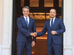 Unser Foto (© Eurokinissi) entstand während eines Treffens zwischen Premierminister Kyriakos Mitsotakis und Zypernpräsident Nikos Christodoulidis.