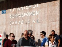 Unser Foto (© Eurokinissi) entstand am Donnerstag (26.9.) vor der Eisenbahnzentrale in Athen.