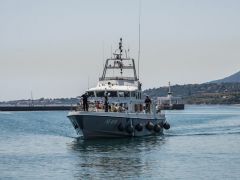 Unser Archivfoto (© Eurokinissi) zeigt ein Schiff der Küstenwache bei der Rettung von Flüchtlingen im Jahr 2022.