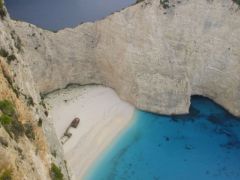 Foto (© Eurokinissi): Zakynthos - Ein Wrack avancierte zur Sehenswürdigkeit.