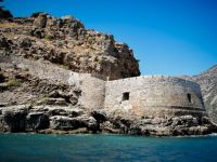 Unser Foto (© Eurokinissi) zeigt die kleine Insel Spinalonga im Nordosten Kretas