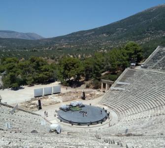 Ehefrau und Sohn auf der Bühne des Epidaurus-Theaters (Foto: GZaj)