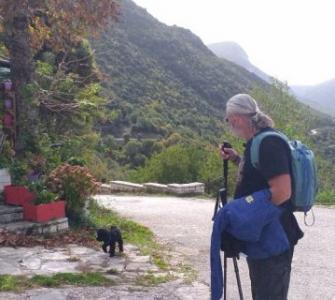 Foto (© GZlg): Zahllose Wanderwege führen hinauf in die Berge oder in Schluchten hinab.