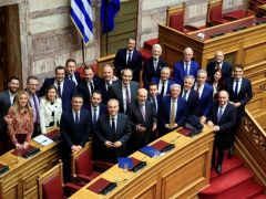 Unsere Fotos (© Eurokinissi) entstanden am Sonntag (15.12.) im griechischen Parlament.