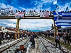 Unser Foto (© Eurokinissi) entstand am Freitag (28.2.) während einer Demonstration in der nordgriechischen Stadt Drama.