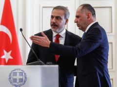 Unsere Fotos (© Eurokinissi) entstanden am Freitag (8.11.) während eines Treffens zwischen Außenminister Jorgos Gerapetritis (r.) und seinem türkischen Amtskollegen Hakan Fidan.