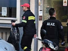 Unser Foto (© Eurokinissi) entstand im Athener Stadtteil Ampelokipi, wo am 31. Oktober ein selbstgebastelter Sprengsatz explodiert ist.