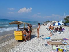 Unser Archivfoto (© Eurokinissi) zeigt einen Eisstand an einem Strand von Korfu. 