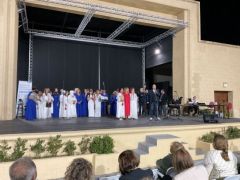 Foto (© GZmm): Der griechische und der türkisch-deutsche Chor vereint auf der Bühne des Sommerkinos „Rodon“.