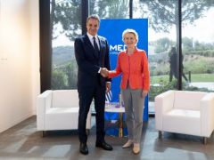 Unser Foto (© Eurokinissi) zeigt Premierminister Kyriakos Mitsotakis (l.) und Ursula von der Leyen in Paphos auf Zypern.