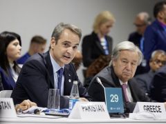 Unsere Fotos (© Eurokinissi) zeigen Premierminister Kyriakos Mitsotakis in Baku.