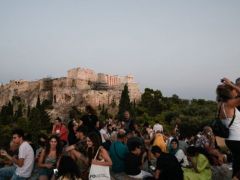  Archivfoto (© Eurokinissi): Gedränge am Areopag-Felsen mit Blick auf die Akropolis.