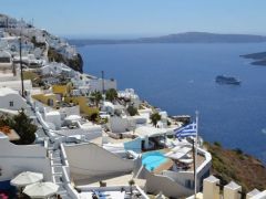 Foto (©  Zeitung / Jan Hübel) Griechenland hat eine liberale Gesetzgebung gegenüber E-Zigaretten, trotzdem gilt es gewisse Vorschriften zu beachten. Unser Foto zeigt die Insel Santorin.