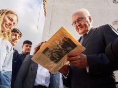 Unser Foto (© Eurokinissi) zeigt den deutschen Bundespräsidenten Frank-Walter Steinmeier am Donnerstag (31.10.) in Kandanos auf Kreta.