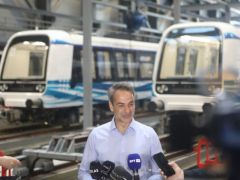 Foto  (© Eurokinissi): Premier Mitsotakis ließ sich vor wenigen Monaten die neue U-Bahn zeigen. 