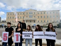 Unser Foto (© Eurokinissi) entstand am Montag (4.11.) während einer Demonstration von Studenten und Schülern vor dem Parlament in Athen.